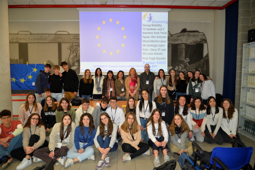 Accoglienza degli studenti spagnoli da parte della 3T, i professori e la Dirigente Scolastica il 13 febbraio